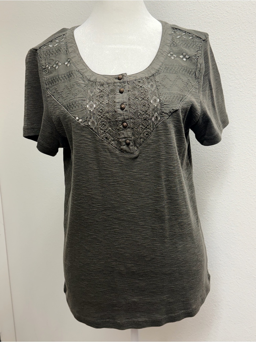 Lucky Brand womenβs Olive Embroidered Scoop Neck Short Sleeve Top size large